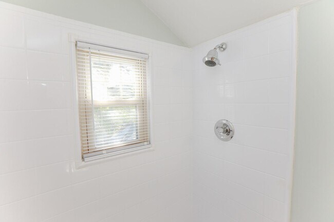 Building Photo - Charming Bungalow