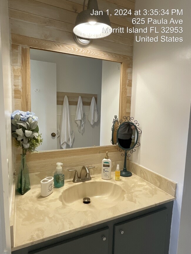 Building Photo - 625 Paula Ave