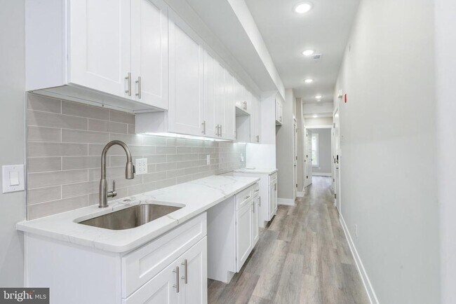 Building Photo - 103 E Duval St