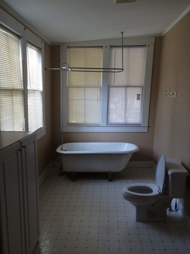 Building Photo - 3 bedroom, 2 bath Historic Home Near Downt...