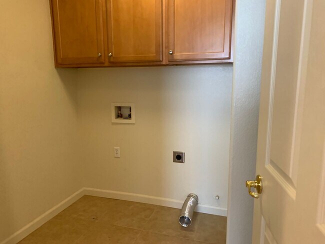 Building Photo - Spacious 4 bedroom 2.5 Bathroom Gold River...