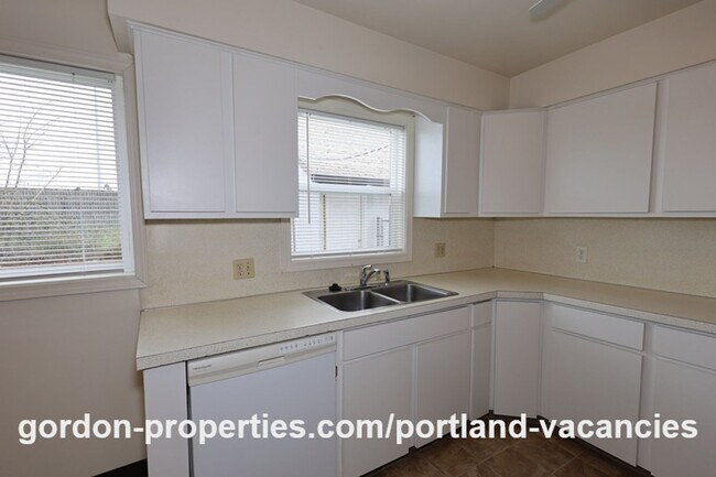 Building Photo - NE 94th Ave - Vintage Montavilla 2 bedroom house