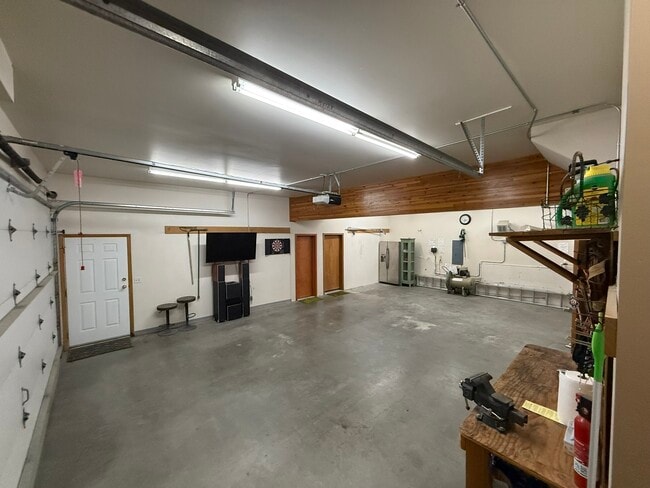 Building Photo - 432 Lakeview Dr