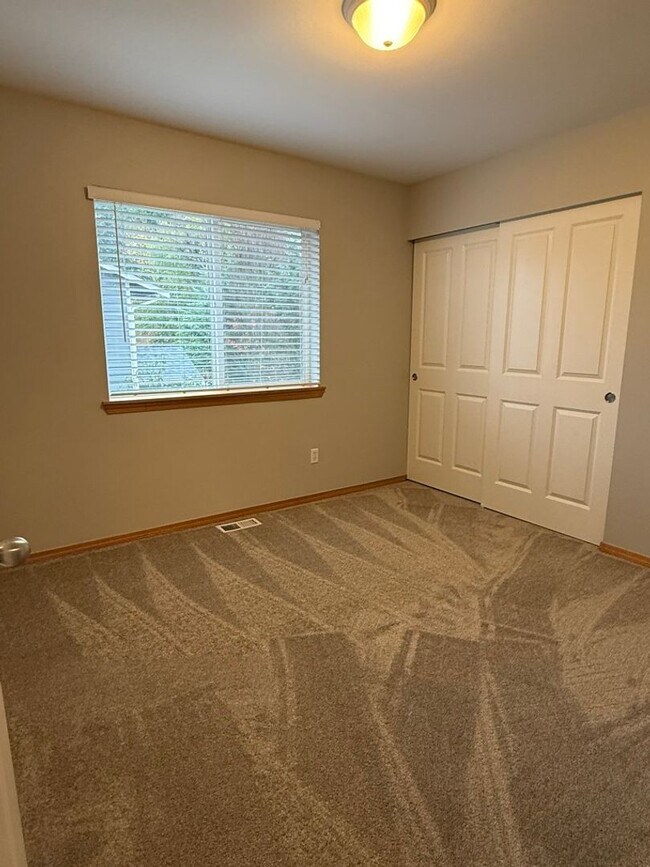 Building Photo - 5Bd/2.5Ba Maple Valley House