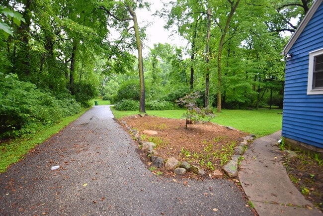 Building Photo - 4 bedroom 2.5 bath South Bend home on larg...