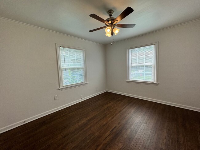 Building Photo - Adorable 2 bedroom 1 bath!