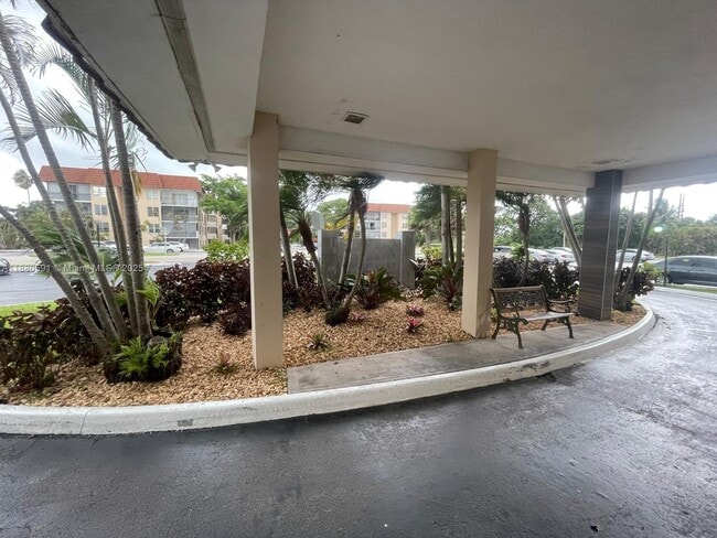 Building Photo - 4164 Inverrary Dr