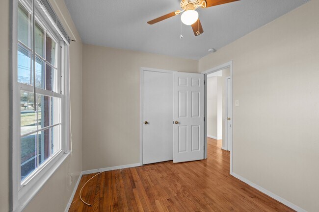 Building Photo - 2910 Kanewood Dr