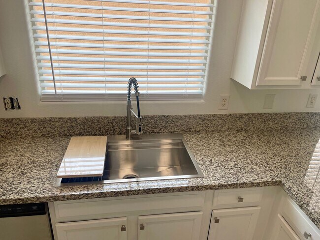 Building Photo - Fully Remodeled 3 bedroom Stallion Mountai...