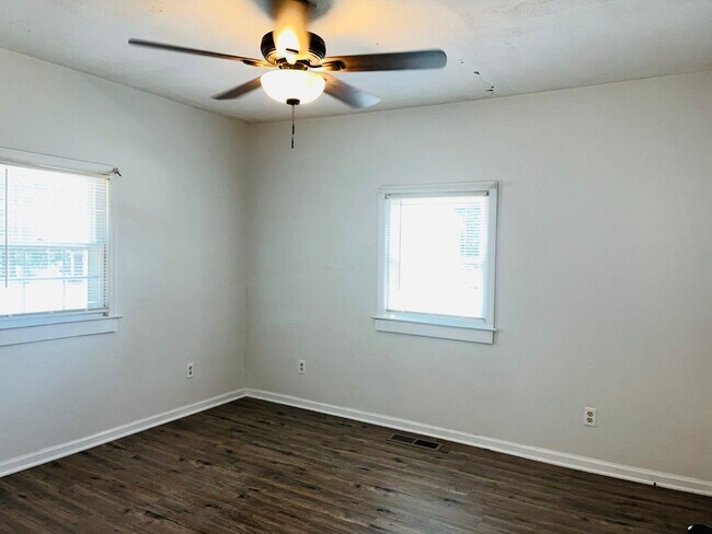 Building Photo - ***MOVE IN SPECIAL - $500 OFF 1ST MONTHS R...