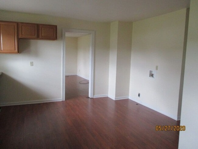 Building Photo - Country home that offers 3 bedrooms/1 bathroom