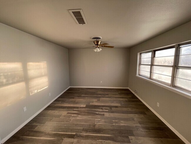 Building Photo - 3 bedroom, 3 bath