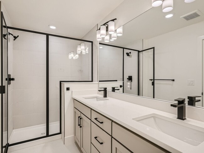 Building Photo - Spacious 4BR Duplex w/High End finishes on Quiet Street!