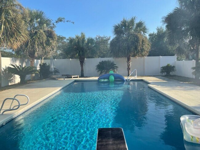 Building Photo - !!$500 off First months Rent!! Private 1-Acre Retreat with Pool, Screened Porch & Spacious Interior