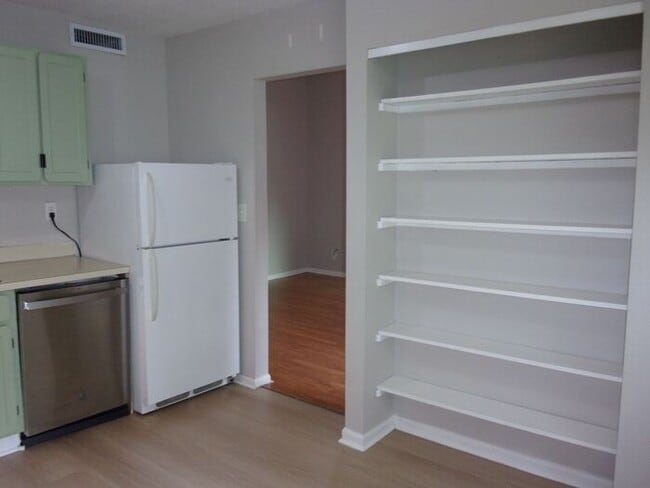 Building Photo - 2 Bedroom 1 Bath Condo with Private Deck i...