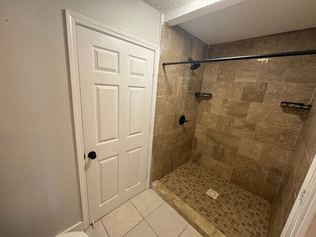 Building Photo - Gulf Breeze - Pineglade - 4 bedroom, 3 bat...