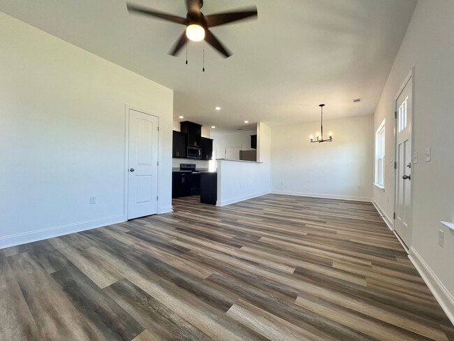 Building Photo - MOVE-IN READY [PET FRIENDLY - SMALL PETS O...