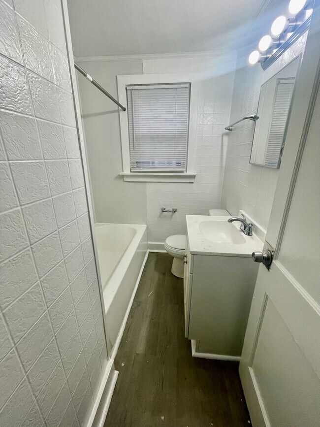 Building Photo - This adorable  2 Bedroom 1 bath home on Glenwood Drive