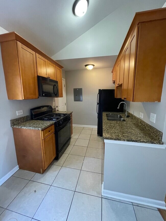 Building Photo - 7415 N Wolcott Ave