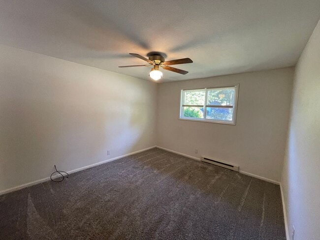 Building Photo - Pet Friendly 3 Bedroom with Spacious Yard!