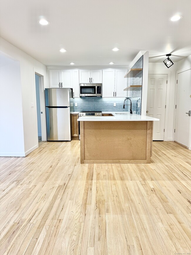 Building Photo - 1742 Boston Post Rd