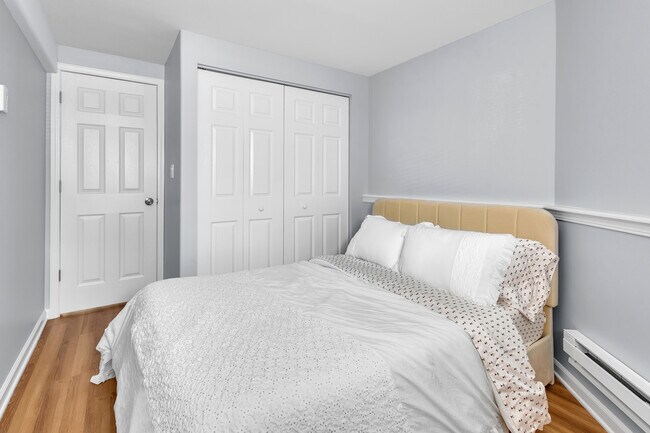 Building Photo - 2112 N Sawyer Ave