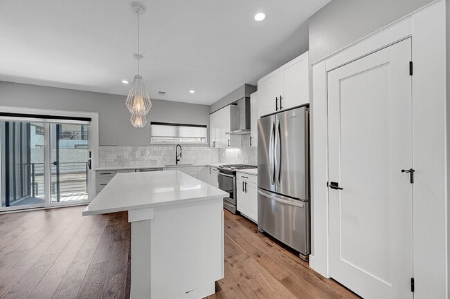 Building Photo - $3,400.00 - 2 Bedrooms, 3 Bathrooms, Townh...
