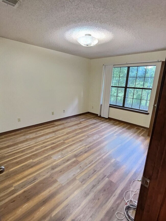 Building Photo - 1113 Hickory Dr