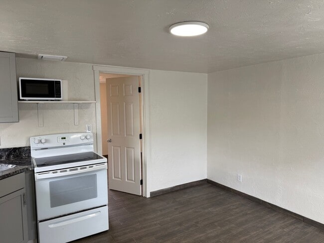 Building Photo - Updated 1 bedroom 1 bathroom ADU!