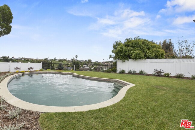 Building Photo - 4444 Don Felipe Dr