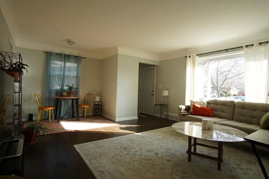 Living Room - 24330 Manistee St