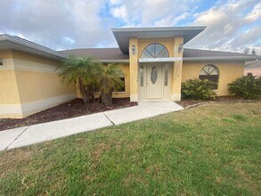 Building Photo - Inviting 3/2 Pool Home With Spacious Lanai and Modern Kitchen