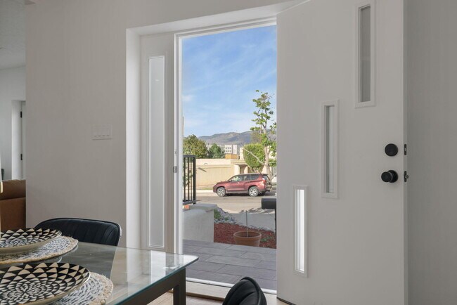 Building Photo - 219 Solano Dr SE