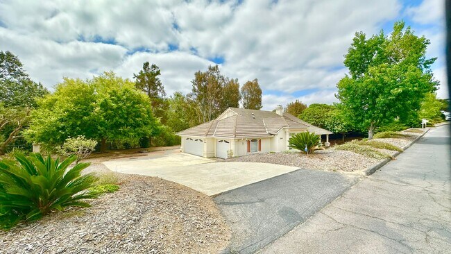 Building Photo - Wonderful Single Story Home, Quiet Neighbo...