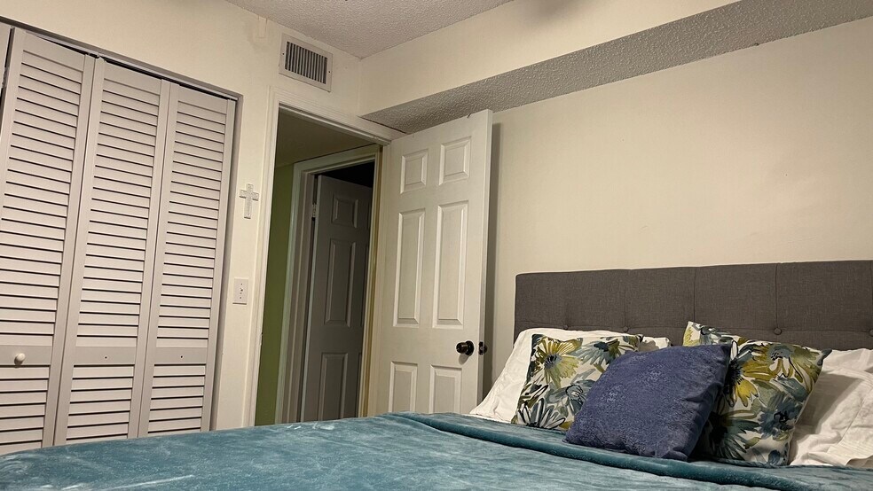 Guest bedroom - 19700 SW 103rd Ct