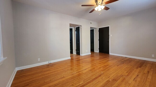 Building Photo - One-Bedroom Apartment in Dogtown*In-Unit W...