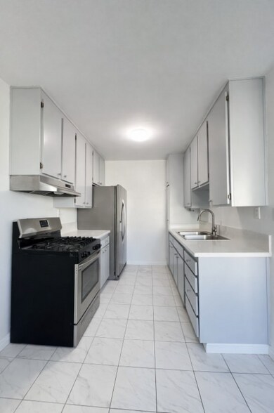Building Photo - 14650 Saticoy St