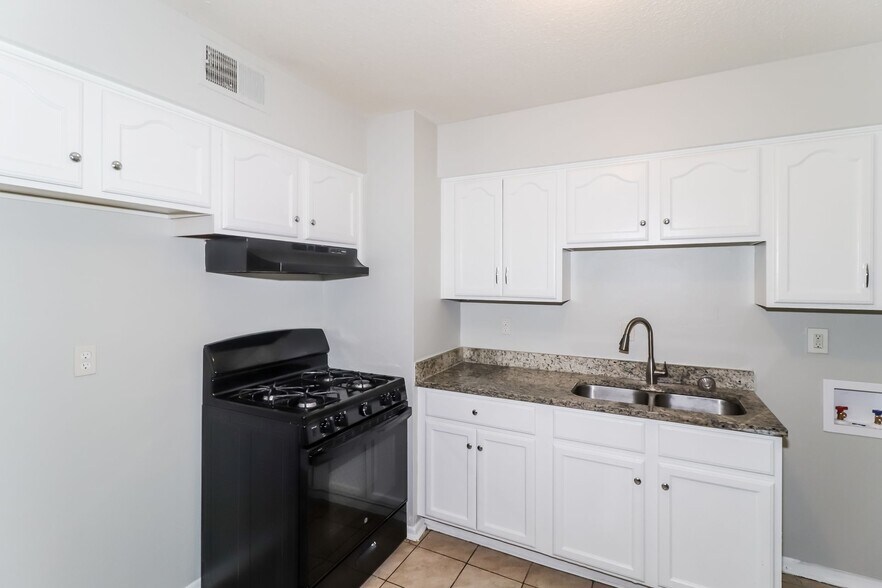 Building Photo - 6150 Devon Cir