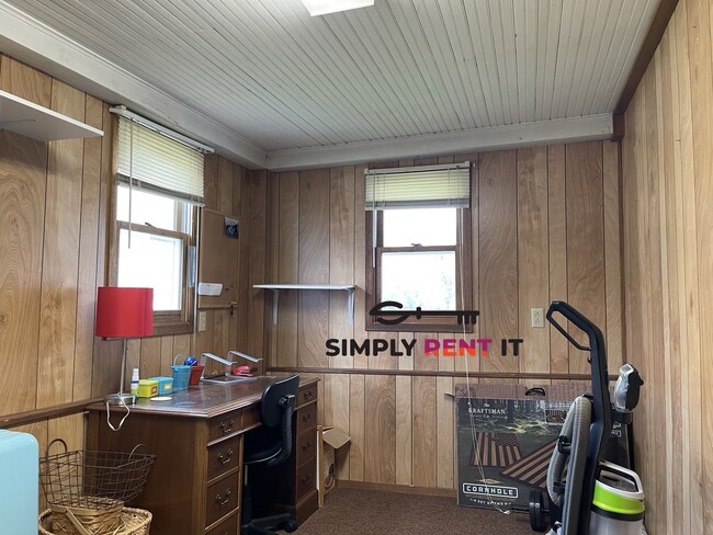 Building Photo - 3 Bedroom House On Campus, Free Parking! A...