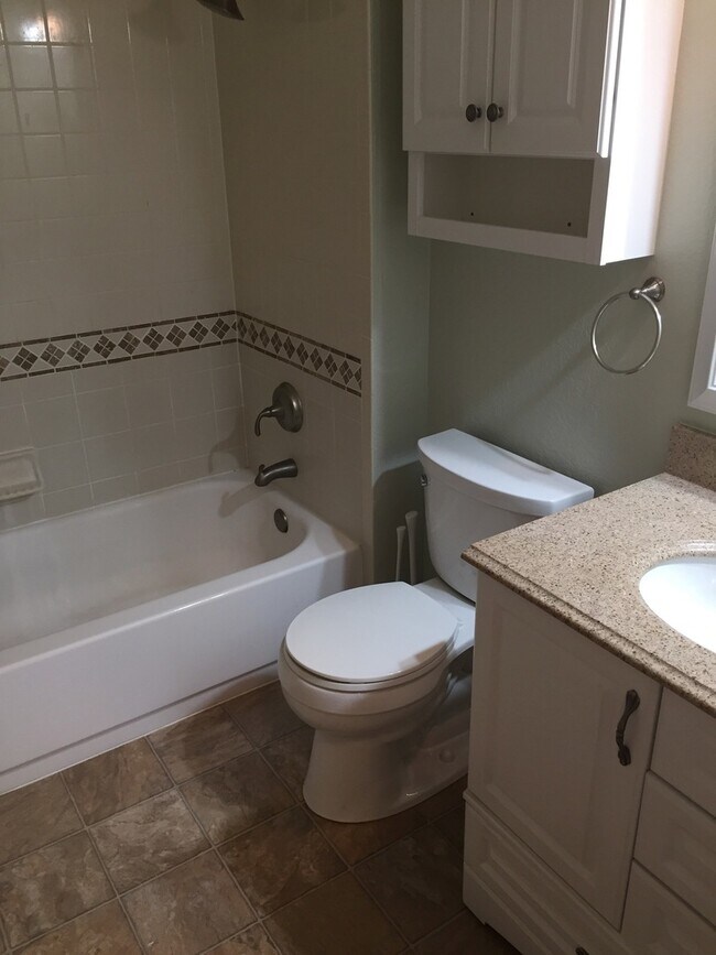 Building Photo - One Bedroom Top Floor Corner Unit Condo