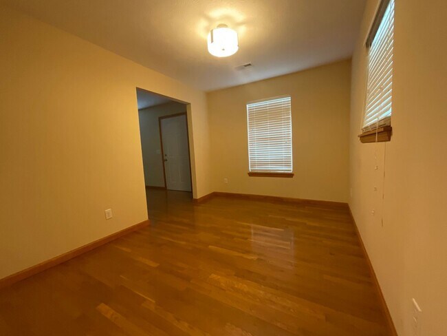 Building Photo - Clean and tidy 3 bedroom/1 bath near Cherokee Park