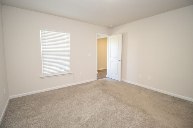Building Photo - 410 Middlebury Ln