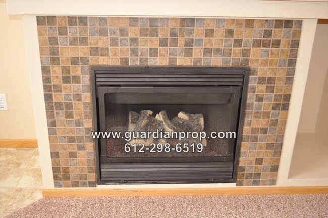 Building Photo - Townhouse Available July 1, Open Floor Pla...