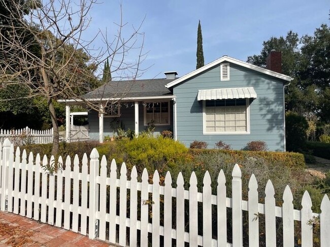 Building Photo - 2234 Oakvale Rd