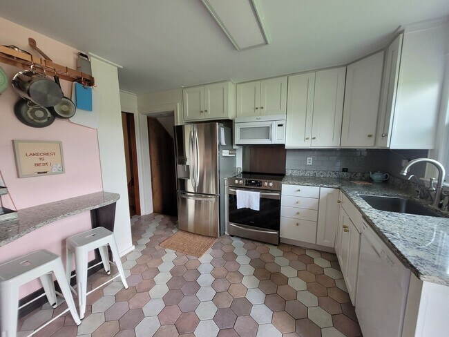 Building Photo - Tri level 3b2b home for rent with fenced i...