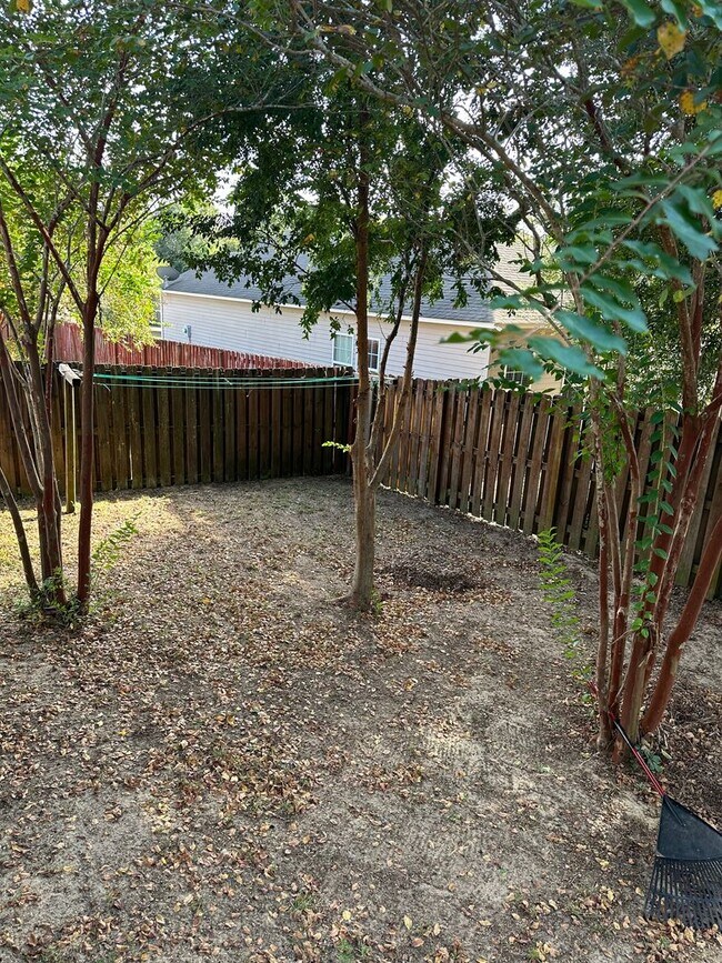 Building Photo - 3/2 Updated with Fenced Yard