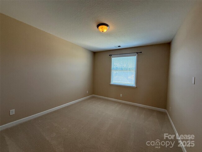 Building Photo - 109 Community Park Ln