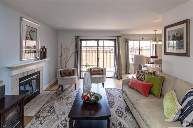 Building Photo - End unit in quiet Campbell location!