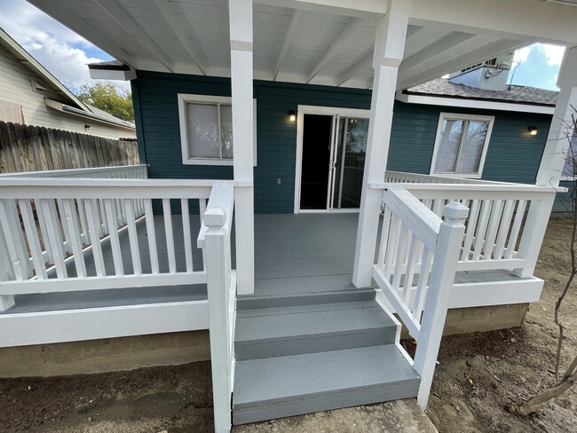 Building Photo - 2800 E Valley Oaks Dr