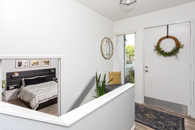 Building Photo - 3 bed 2 bath Townhouse located in South Coast Metro